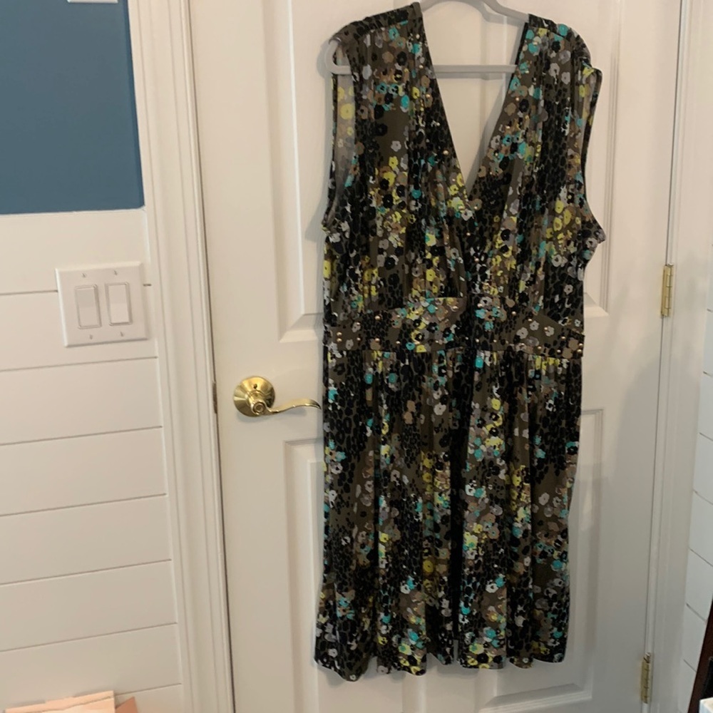 Beverly Drive Abstract Floral dress with gold studs Women’s Plus size 20-22